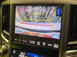 【バックカメラ】駐車時に後方がリアルタイム映像で確認できます。大型商業施設や立体駐車場での駐車時や、夜間のバック時に大活躍！運転スキルに関わらず、今や必須となった装備のひとつです！