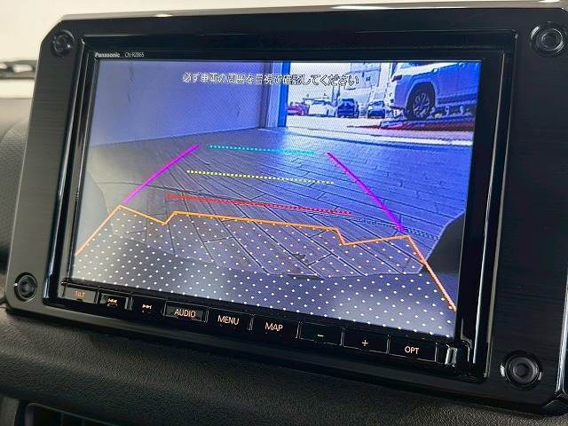 【カラーバックモニター】を装備しております。リアの映像がカラーで映し出されますので日々の駐車も安心安全です。