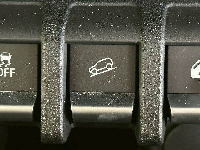 【ダウンヒルアシストコントロール】スイッチひとつで降坂時の車速を低車速にキープしてくれます。安定走行をサポートすることで急な下り坂での不安を解消します。