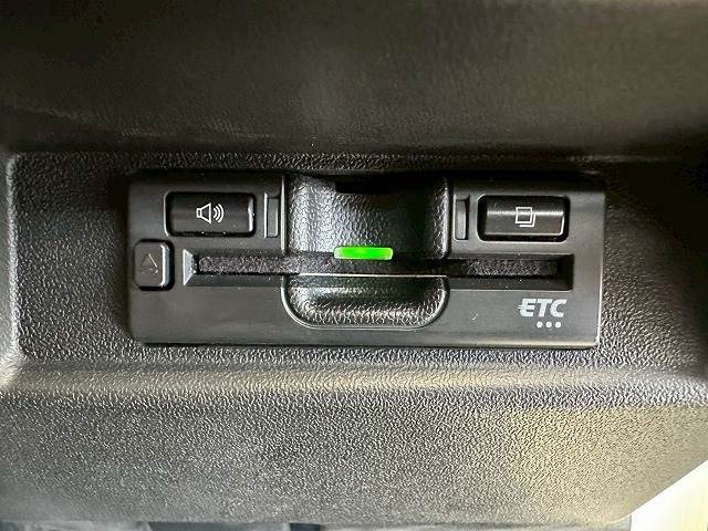 【ETC車載器】を装備しておりますので、ご納車直後からの遠距離ドライブも可能です。土日の利用料金の割引や、朝夕の通行料金を割引料金にて高速道路をご利用いただけます。