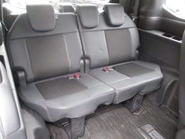 3列目シートのお写真です。ゆったりと座れるシートになっており、快適な空間となっております。