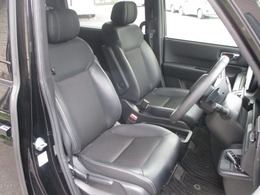 フロントシートのお写真です。広い足元とゆったり座れるシートは、長時間の運転でも疲れにくくなっております。