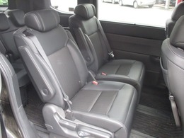 リアシートのお写真です。乗り降りしやすく快適な空間となっております。