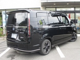 リアビューのお写真です。リアガラスは純正でプライバシーガラスを装用しており、外から車内が見えにくくなっております。