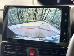 【バックカメラ】駐車時に後方がリアルタイム映像で確認できます。大型商業施設や立体駐車場での駐車時や、夜間のバック時に大活躍！運転スキルに関わらず、今や必須となった装備のひとつです！