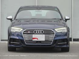 Audiデザインの特徴であるシングルフレームグリルが存在感を主張します。