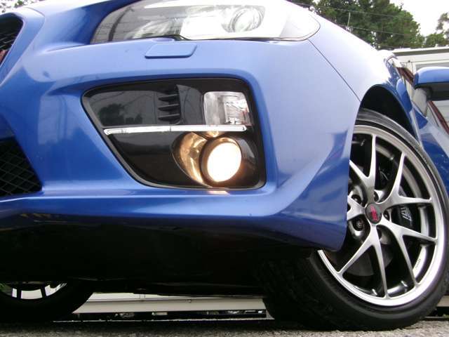 フォグライト付きなので視界の悪い状況でもより明るく照らす事が可能です。LEDバルブの取付もお任せ下さい♪昼間のドライブや夜間のドライブでファッショナブルに光る純正オプションのLEDライナー付きです！