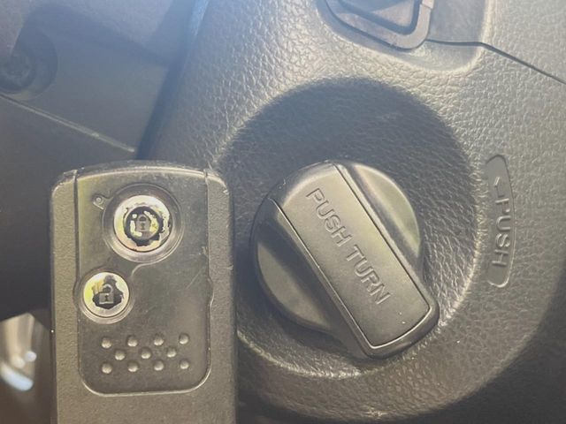 【Hondaスマートキー】カバンやポケットに入れたままでもドアの施錠・解錠が可能なスマートキーを装備。エンジンのオン・オフ時もカギを取り出す必要が無いからとっても便利です♪
