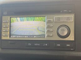 【バックカメラ】駐車時に後方がリアルタイム映像で確認できます。大型商業施設や立体駐車場での駐車時や、夜間のバック時に大活躍！運転スキルに関わらず、今や必須となった装備のひとつです！