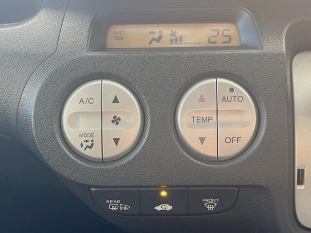 【オートエアコン】一度お好みの温度に設定すれば、車内の温度を検知し風量や温度を自動で調整。暑い…寒い…と何度もスイッチ操作をする必要はありません。快適な車内空間には必須の機能ですね♪