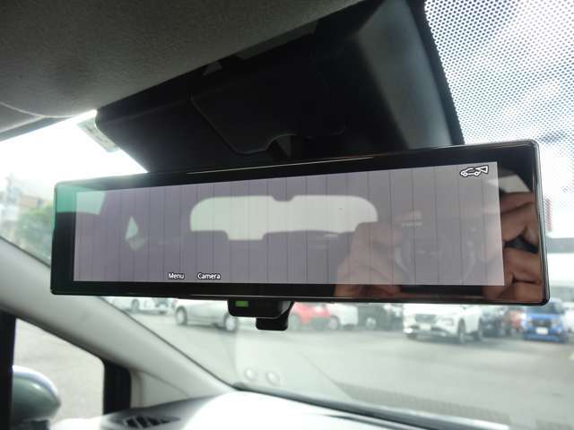 スマートルームミラー搭載☆　後ろに大きな荷物を積んでいても、バックドアについているカメラの映像をバックミラーに映すで視界を遮りません！