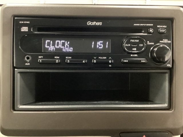 純正CDチューナーにはAUX入力端子がついてますので外部入力から音楽などを楽しめます。その下には1DIN分の小物入れがついています。CDケースなどを入れるのに便利です。品番CX174C装着