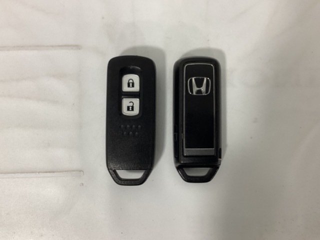 スマートキーを装備しています。鍵を差し込むことなくドアロックの開け閉めと、スタートボタン操作でのエンジンスタートができます。スペアキーも同じものを用意しております。