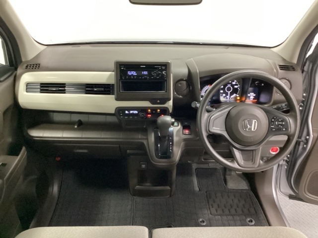 車内は光触媒抗菌消臭施工済です。インパネ周りはスタイリッシュなデザインで機能や装備も充実しています。グローブボックスやカップホルダーのほかにトレーなどたくさんの収納スペースが付いています。