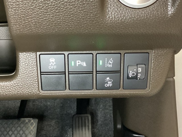 ハンドルの右側にはヘットライトリベライザーとHondaセンシング用のメインスイッチがついています。ヘッドライトリベライザーは道路状況や積荷の加重に応じてライトの高さを調節できます。