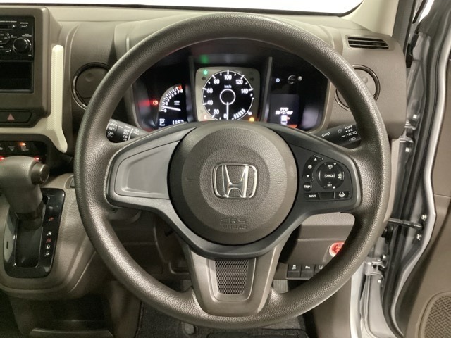 ハンドルにHondaセンシング系のクルーズコントロールやレーンキープアシストなどのスイッチが装備されています。ハンドルから手を離さず安全に操作できます。