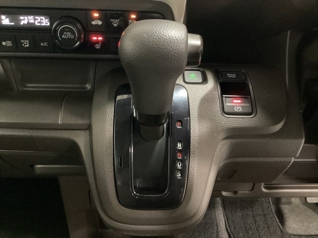 CVT車のセレクトレバーです。低速から高速まで、変速ショックのないスムーズな走りと、エンジン効率のよい領域を維持して燃費にも貢献します。サイドブレーキはスイッチ操作の電子制御パーキングブレーキです。