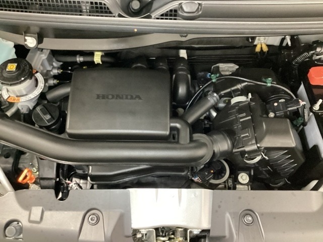 ホンダスタッフがしっかり整備して保証付きにてお渡し致します。エンジンルーム＆室内ルームともにクリーニング済みで清潔です。快適なドライブをお楽しみください。