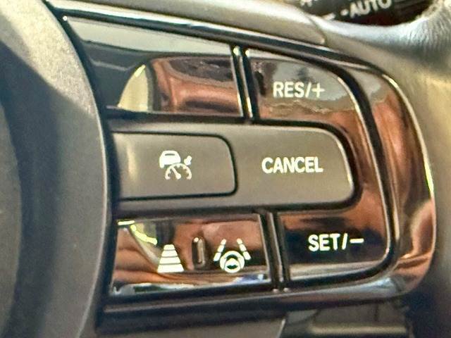 【アダプティブクルーズコントロール】高速走行時に前方のお車を追従してくれるので、長距離ドライブの疲労は大きく軽減されます。