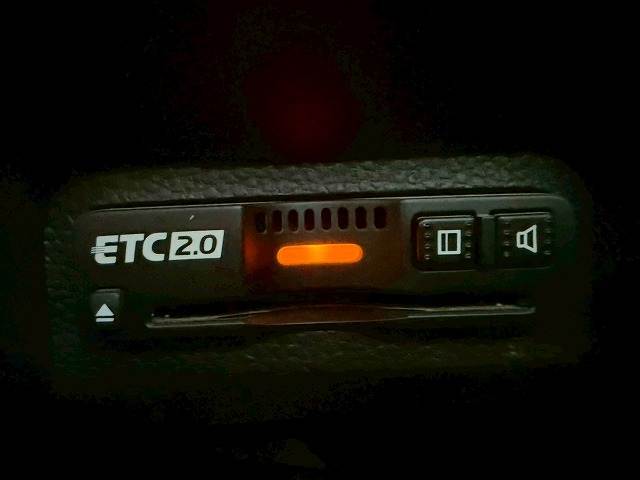 【ETC車載器】を装備しておりますので、ご納車直後からの遠距離ドライブも可能です。土日の利用料金の割引や、朝夕の通行料金を割引料金で高速道路をお楽しみいただけます。