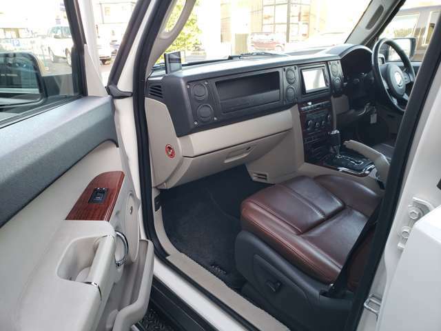 コマンドポジションと呼ばれる高いシートの座面位置により前方視界が良く車両の感覚が掴みやすいのもポイントです。