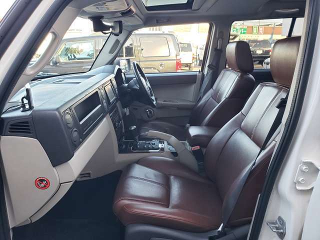 ジープブランド最上位モデルですのでフロントシートは当然電動でシートヒーター付き。運転席にはイージーエントリー機能も備わります。