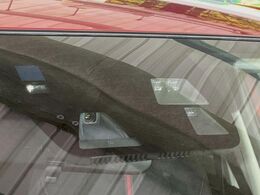 【スマートブレーキサポート】走行中に前方の車両等を認識し、衝突しそうな時は警報とブレーキで衝突回避と被害軽減をアシスト。より安全にドライブをお楽しみいただけます。
