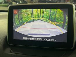 【バックカメラ】駐車時に後方がリアルタイム映像で確認できます。大型商業施設や立体駐車場での駐車時や、夜間のバック時に大活躍！運転スキルに関わらず、今や必須となった装備のひとつです！