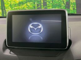 【マツダコネクトナビ】車内の雰囲気にマッチした一体型タイプのナビ。各種車輌設定やBluetooth再生等、様々な機能が楽しめます。直感的なダイヤル操作が可能で、使い勝手も良好です。