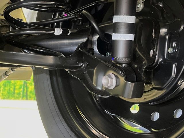 お車を安心してお乗りいただく為には、足回りの定期点検が欠かせません。サービスサポート（有償保証）では無料点検もご提供しており、安心のカーライフをお過ごしいただけるサポート体制が整っています。