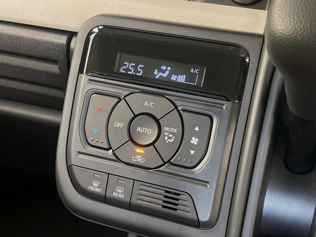 【オートエアコン】一度お好みの温度に設定すれば、車内の温度を検知し風量や温度を自動で調整。暑い…寒い…と何度もスイッチ操作をする必要はありません。快適な車内空間には必須の機能ですね♪
