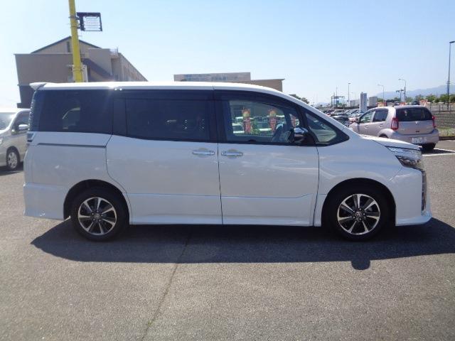 納車時にはオイル交換・エレメント交換を始めとしまして、ベルト類や足回りなど車内の電球まで、細かくチェックさせて頂きます。