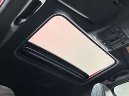 【サンルーフ】天井から太陽の穏やかな光や、爽やかな風を取り込むことができます！頭上のスイッチで開閉可能なので、夜はロマンチックに星を眺めながら夜風にあたって過ごすことができます。