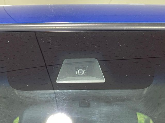 【ホンダセンシング】走行中に前方の車両等を認識し、衝突しそうな時は警報とブレーキで衝突回避と被害軽減をアシスト。より安全にドライブをお楽しみいただけます。