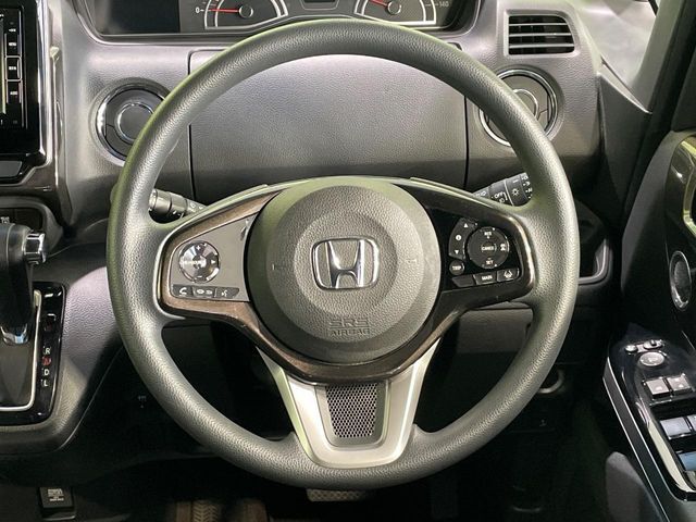 ステアリングも使用感が少なく、きれいな状態となっております♪