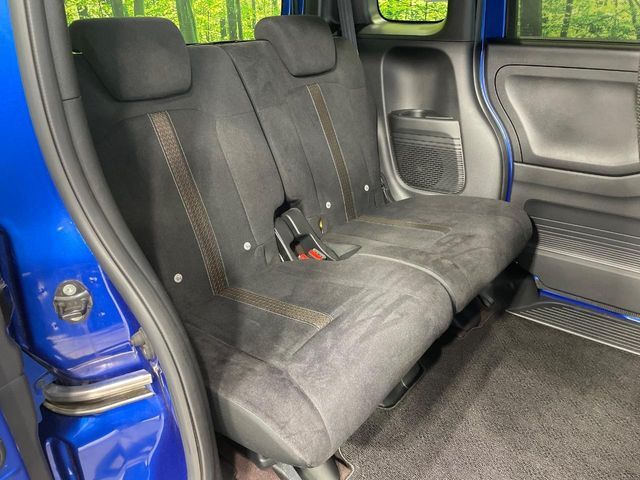 後部座席も気になるようなキズ・汚れやへたり等、大きなダメージはなく、良好な状態です。