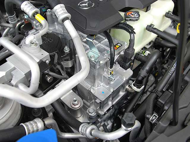 発電用ロータリーエンジン・ジェネレーター・モーターが一体となった電駆ユニットとリチウムイオンバッテリー・燃料タンクで構成されています。