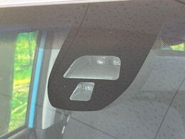 【シティブレーキアクティブシステム】低速走行中に前方の車両等を認識し、衝突しそうな時は警報とブレーキで衝突回避と被害軽減をアシスト。より安全にドライブをお楽しみいただけます。