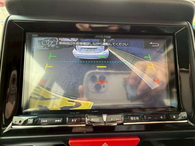 【バックカメラ】駐車時に後方がリアルタイム映像で確認できます。大型商業施設や立体駐車場での駐車時や、夜間のバック時に大活躍！運転スキルに関わらず、今や必須となった装備のひとつです！