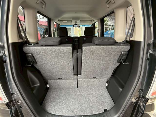 普段のお買い物や通勤、送迎等に十分な荷室スペースを確保しております。セカンドシートを倒すと、大きな荷物の積載も可能です♪