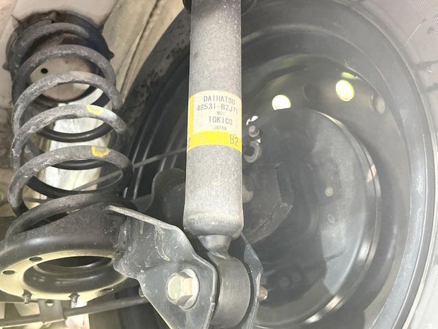 お車を安心してお乗りいただく為には、足回りの定期点検が欠かせません。サービスサポート（有償保証）では無料点検もご提供しており、安心のカーライフをお過ごしいただけるサポート体制が整っています。