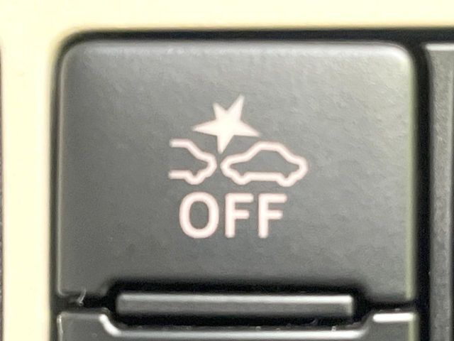 【スマートアシスト】走行中に前方の車両等を認識し、衝突しそうな時は警報とブレーキで衝突回避と被害軽減をアシスト。より安全にドライブをお楽しみいただけます。