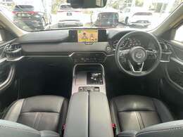 内装も高級感のあるブラックレザーに12.3型の大きなモニターも備わり操作性や見た目もカッコいい1台となっております◎