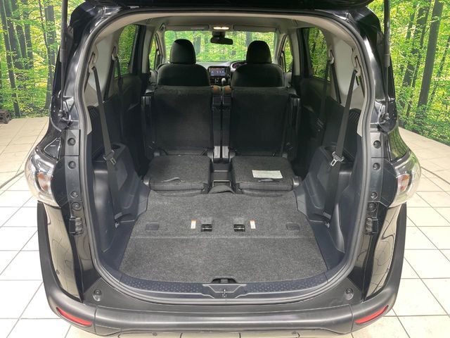 積み下ろしのしやすいデッキにはたっぷりと荷物を積み込んでいただけます。遊びから仕事まで、様々なシーンで頼れます♪