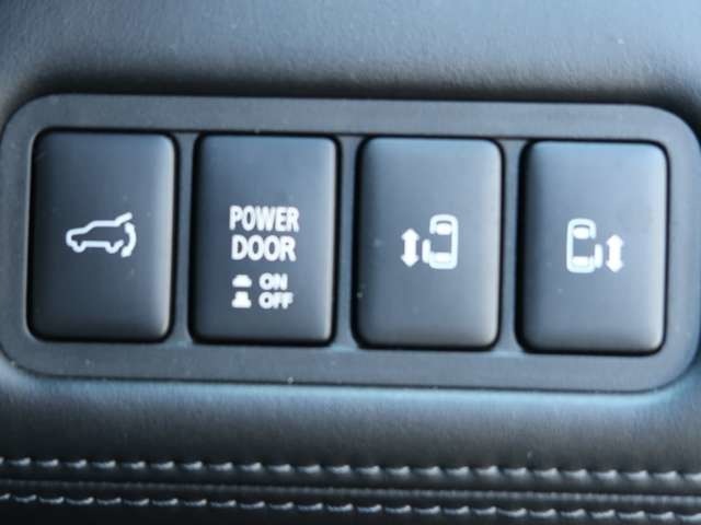 左右電動スライドドア　電動テールゲート　運転席からもワンタッチで開閉可能