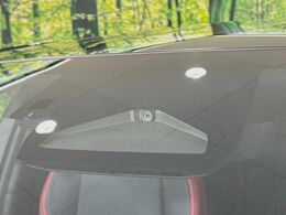 【トヨタセーフティセンス】走行中に前方の車両等を認識し、衝突しそうな時は警報とブレーキで衝突回避と被害軽減をアシスト。より安全にドライブをお楽しみいただけます。