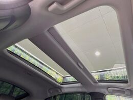 【ガラスルーフ】ガラスルーフ搭載で車内の解放感が一気にアップ！開放的なドライブをお楽しみいただけます。
