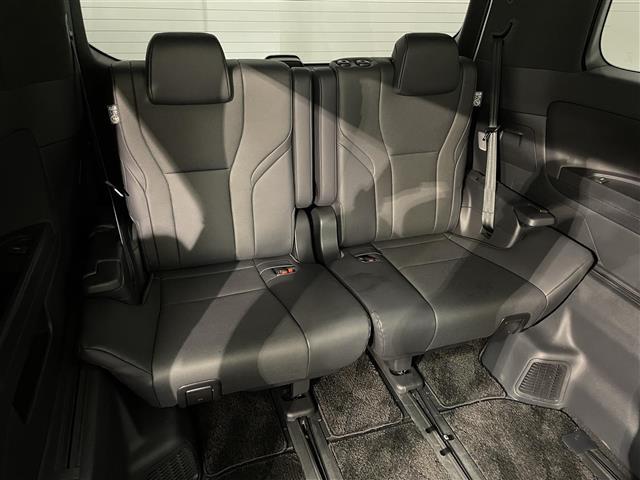【3列目シート】店舗にて現車の確認も頂けますので、お電話で在庫をご確認の上是非、ご来店くださいませ！！！後席モニター/フリップダウンモニターの取付も承っております♪