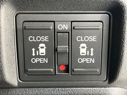 【両側パワースライドドア】スマートキーや運転席のスイッチで後席両側スライドドアの開閉が可能♪電動だから力を入れてドアを開ける必要が無く、小さなお子様でも簡単に開け閉めでき快適です♪