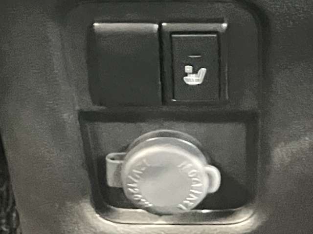 運転席シートヒータースイッチ！寒い日でも快適です♪